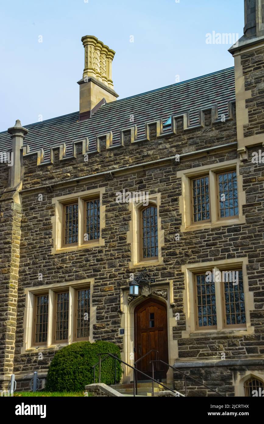 PRINCETON, NJ USA - NOVENBER 12, 2019: windows ed elementi di architettura nell'edificio didattico. Princeton University, Princeton, New Jersey U. Foto Stock