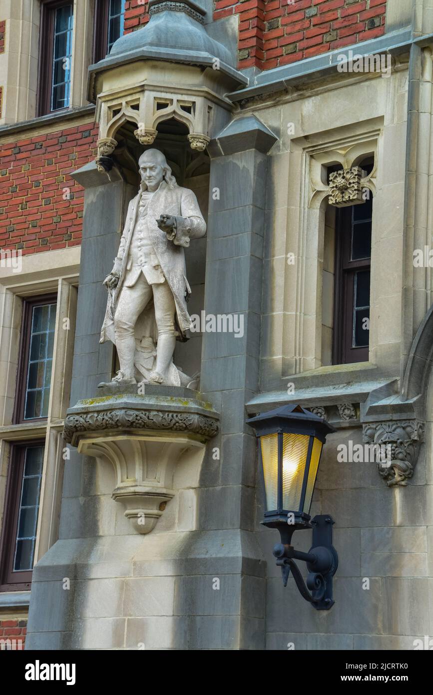 PRINCETON, NJ USA - NOVENBER 12, 2019: Un edificio storico nel campus della Princeton University a Princeton, New Jersey Foto Stock