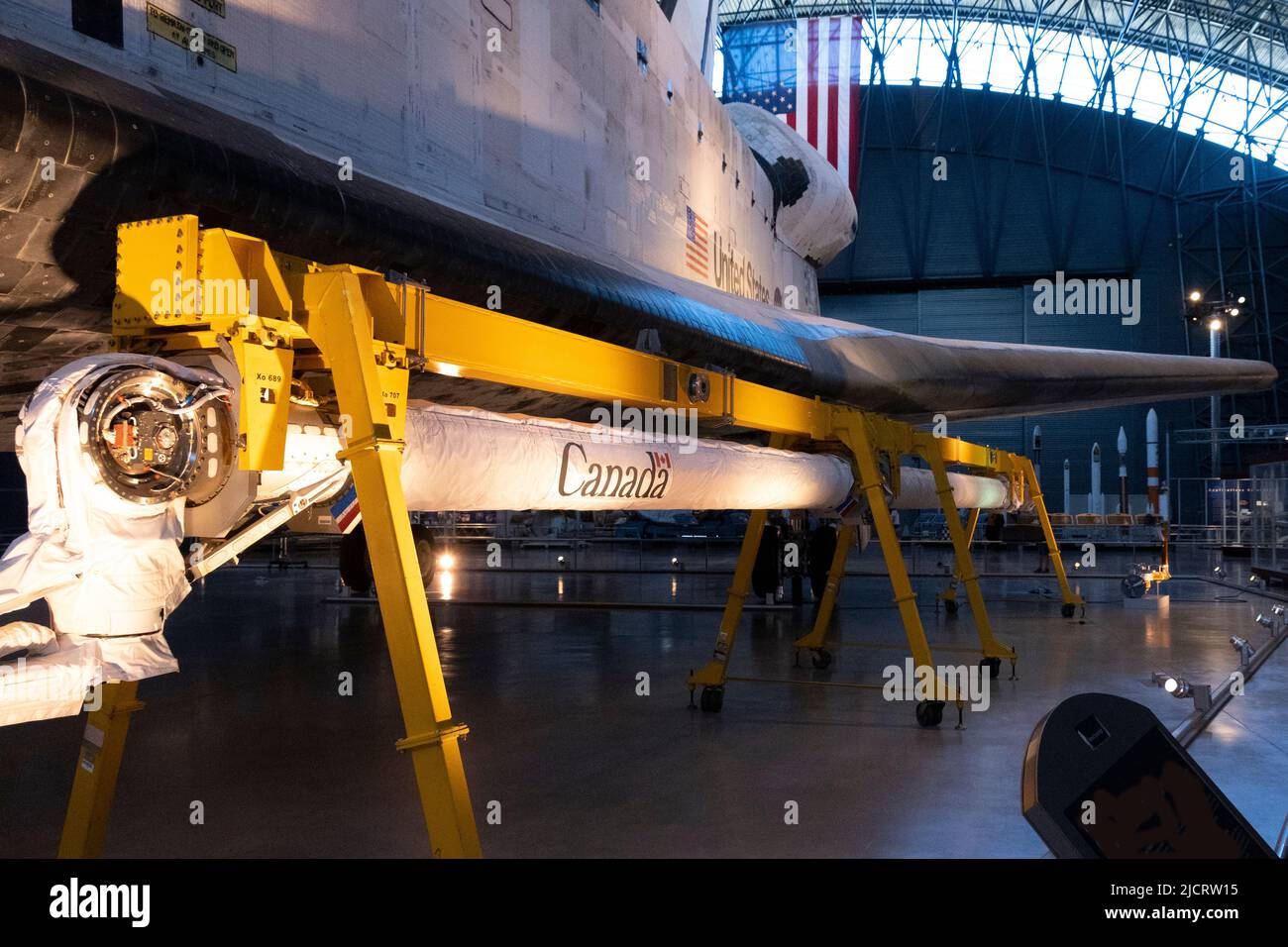 Canadarm accanto allo Space Shuttle Discovery Foto Stock