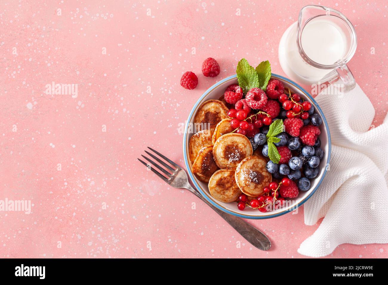 mini recipiente per la colazione con pancake con frutti di bosco e sciroppo d'acero Foto Stock