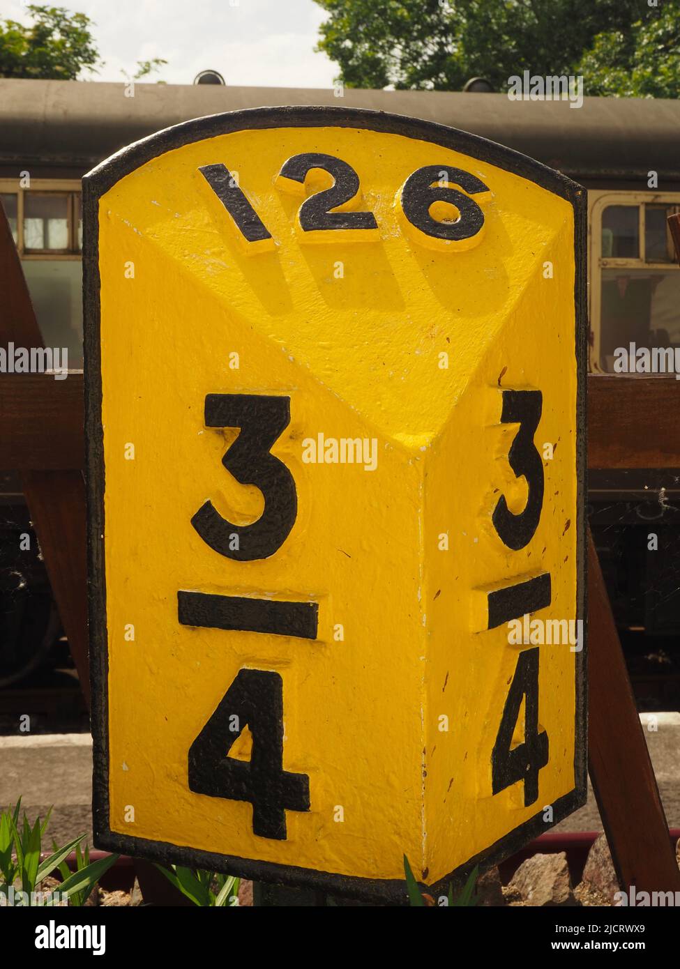 Vintage Railway Mile Post, che indica la distanza da Londra in miglia e frazioni di miglio. A Bitton Station, South Gloucestershire. Foto Stock