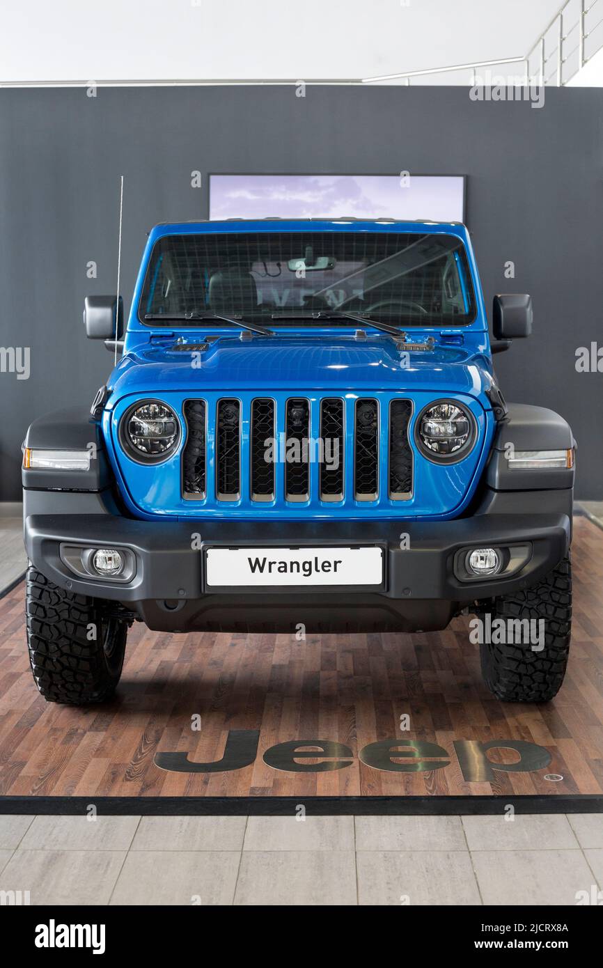 Russia, Izhevsk - 4 marzo 2022: Showroom Jeep. Nuovo Wrangler Unlimited blu nello showroom dei concessionari. Vista frontale. Veicoli fuoristrada. Alleanza Stellantis. Foto Stock