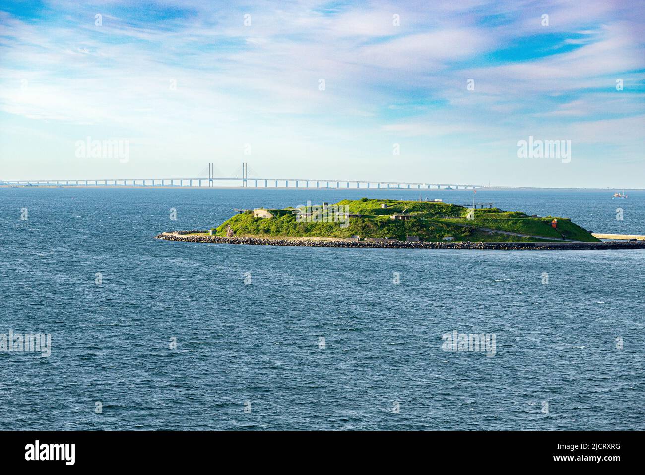 Ungdomsøen (Isola della Gioventù) sull'isola artificiale di Middelgrundsfortet al largo di Copenhagen, Danimarca - Ponte di Øresund tra Copenaghen e Malmo, Svezia Foto Stock