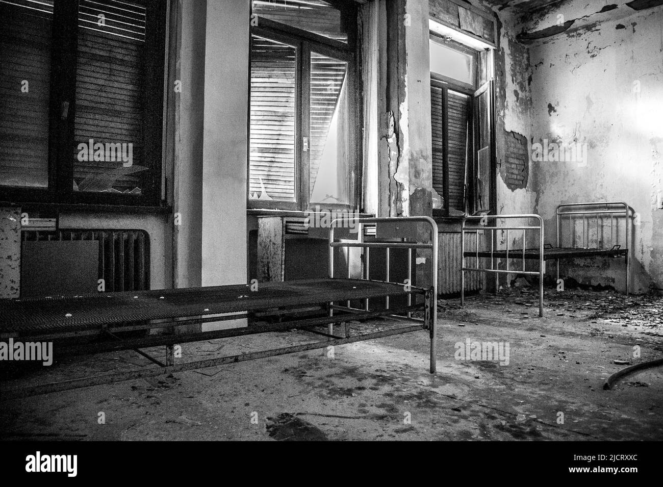 Luglio 2022, Italia. UrbEx in Italia. Dormitorio dilapidato di un collegio abbandonato Foto Stock