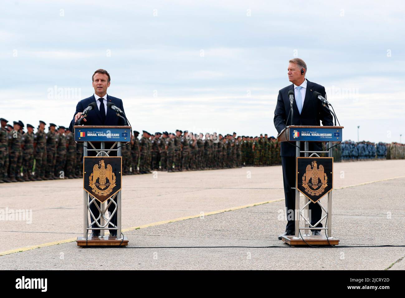 Constanta, Romania. 15th giugno 2022. Il presidente francese Emmanuel Macron (L) si è rivolto a una conferenza stampa congiunta con il presidente rumeno Klaus Iohannis presso la base aerea Mihail Kogalniceanu, nei pressi di Constanta, Romania, il 15 giugno 2022. PER ANDARE CON 'negoziati necessari per portare il cessate il fuoco in Ucraina: Macron della Francia ' credito: Cristian Cristel/Xinhua/Alamy Live News Foto Stock