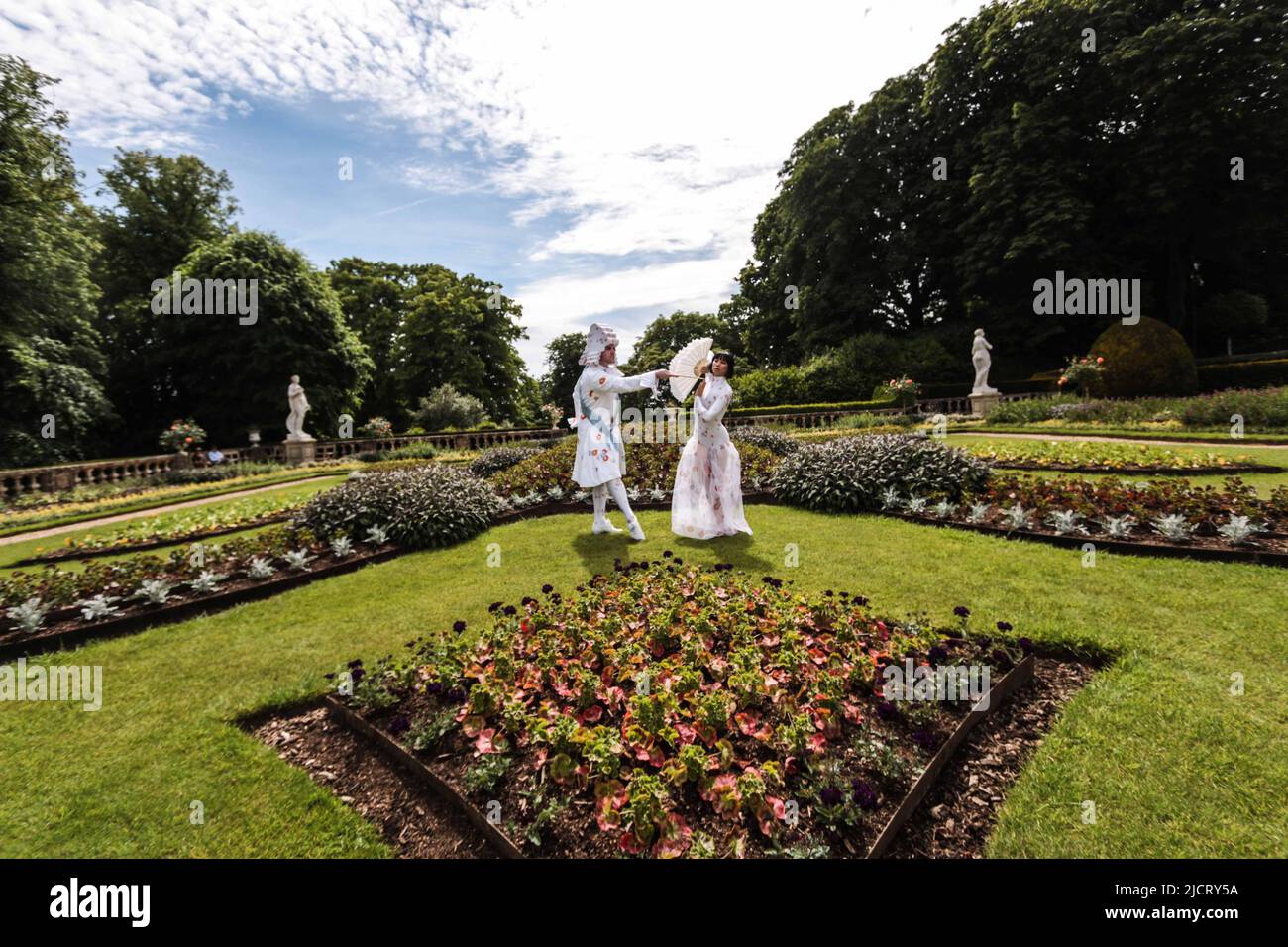 Buckinghamshire, Waddesdon Manor 15 giugno 2022 un principe si perde sull’isola e si trasforma in un teiera, e una principessa, in un’inversione della trama damsel-in-dress standard, deve rubare la bacchetta del stregone e rompere l’incantesimo per riportare in vita il suo amante. Paul Quezada-Neiman/Alamy Live News Foto Stock