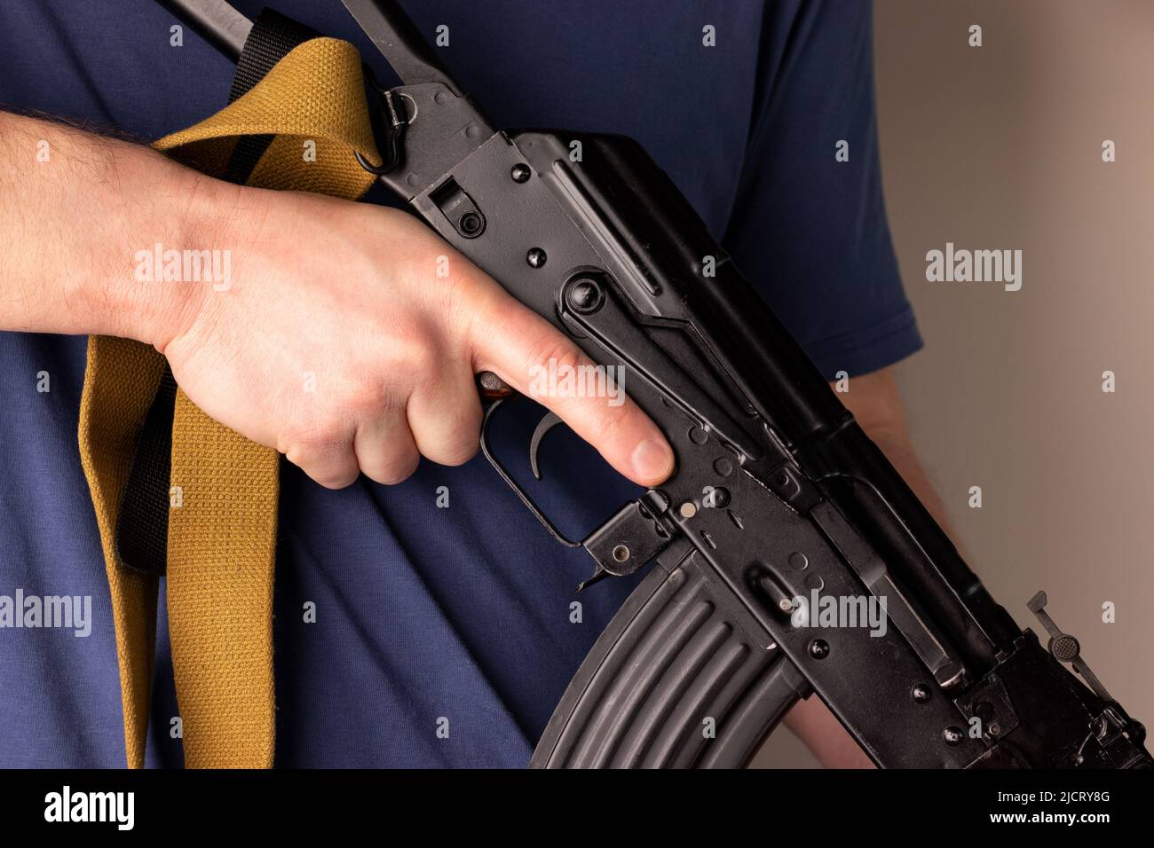 Uomo con closeup fucile d'assalto Kalashnikov Foto Stock