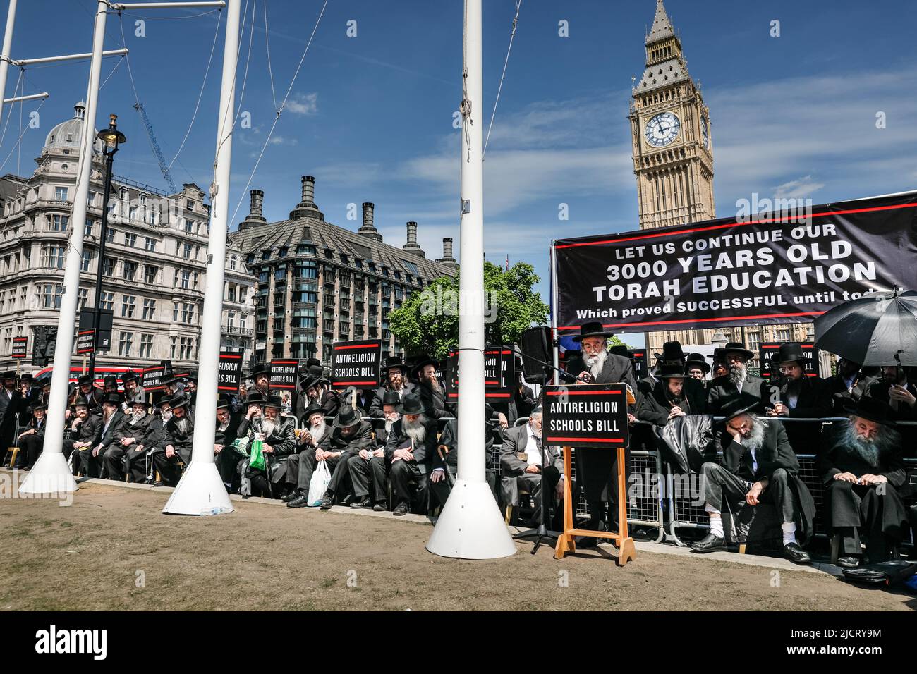 Londra, Regno Unito. 15th giugno 2022. Una delegazione di Rabbie ebraiche, accompagnata da membri ortodossi Haredi della comunità ebraica del Regno Unito, si è riunita al di fuori del Parlamento per protestare contro la Scuola Bill 2022, che sta attraversando la Casa dei Lord. Il gruppo percepisce la Scuola Bill come una minaccia per gli aspetti fondamentali della pratica ebraica e dei principi religiosi nelle scuole religiose. Credit: Imagplotter/Alamy Live News Foto Stock