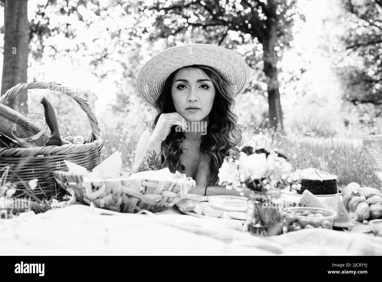 Bel ritratto di donna asiatica che ha un pic-nic in estate Foto Stock