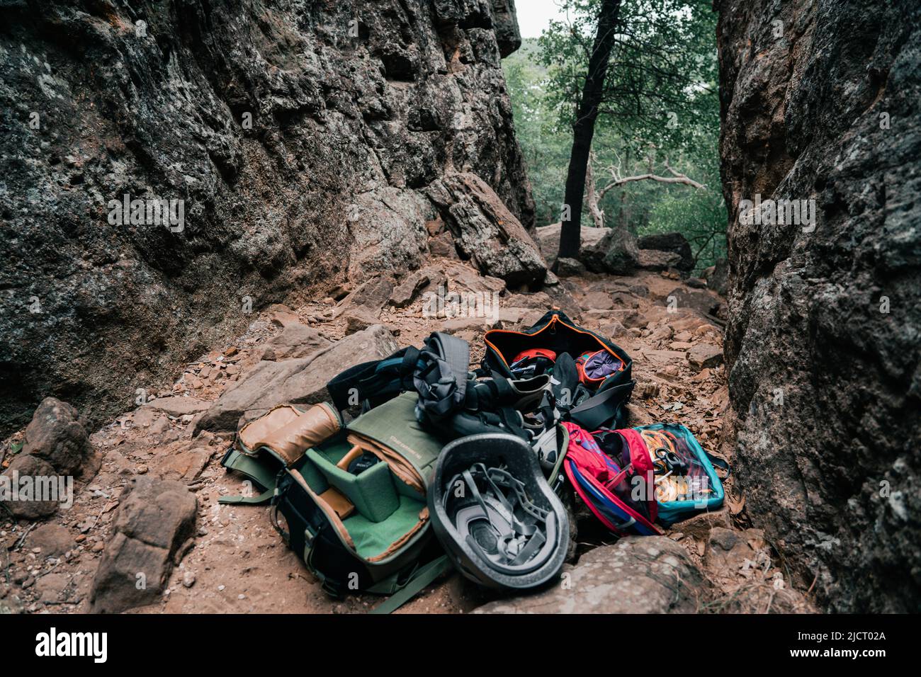 Attrezzatura da arrampicata posta a terra tra due scogliere Foto Stock