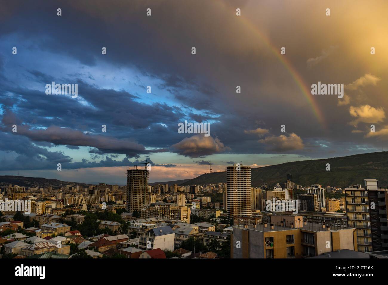 Spettacolare cielo serale con arcobaleno Foto Stock