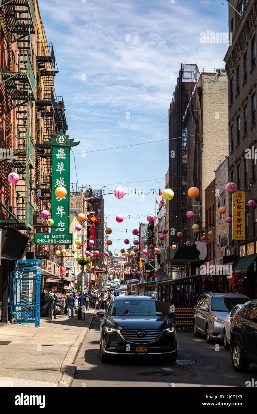 Vista sulla strada di Mott Street nel quartiere di Chinatown di New York City, Stati Uniti d'America Foto Stock