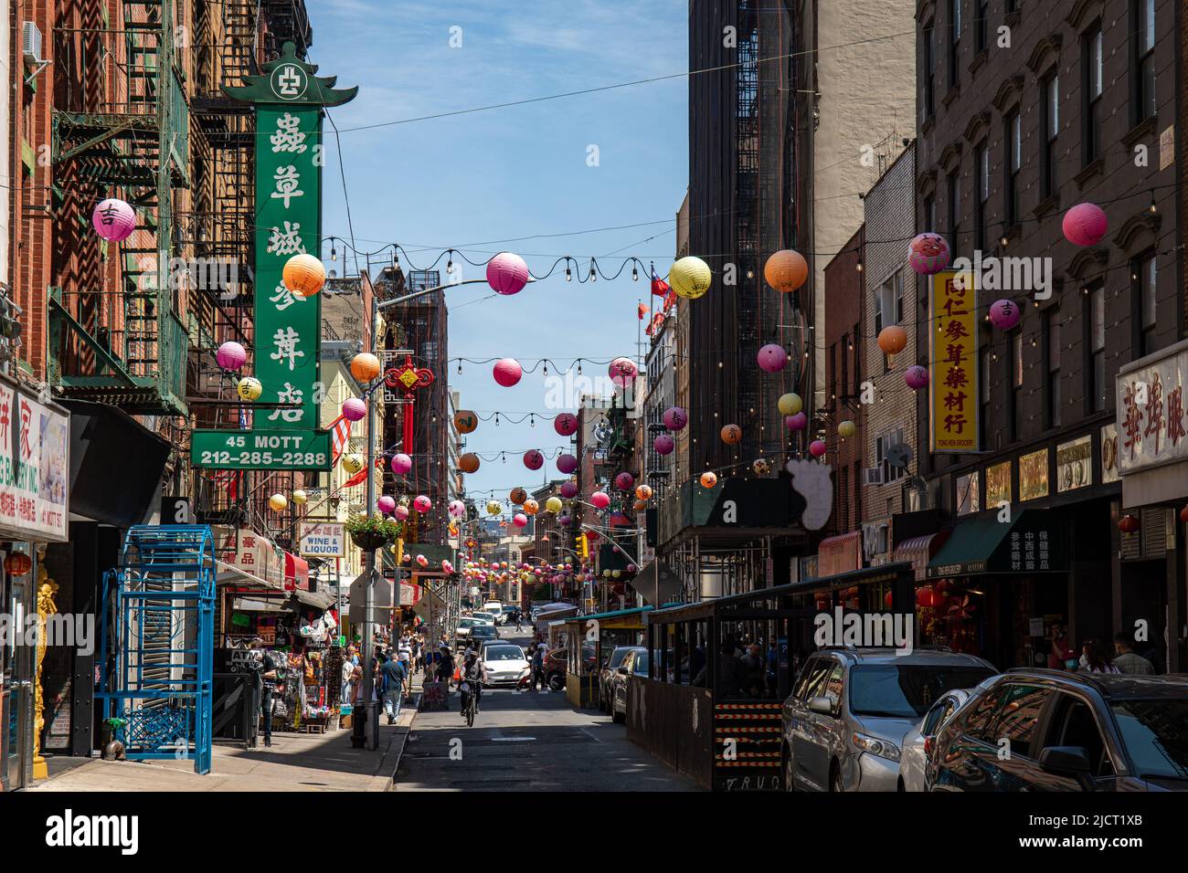 Vista sulla strada di Mott Street a Chinatown, Manhattan, New York City, Stati Uniti d'America Foto Stock