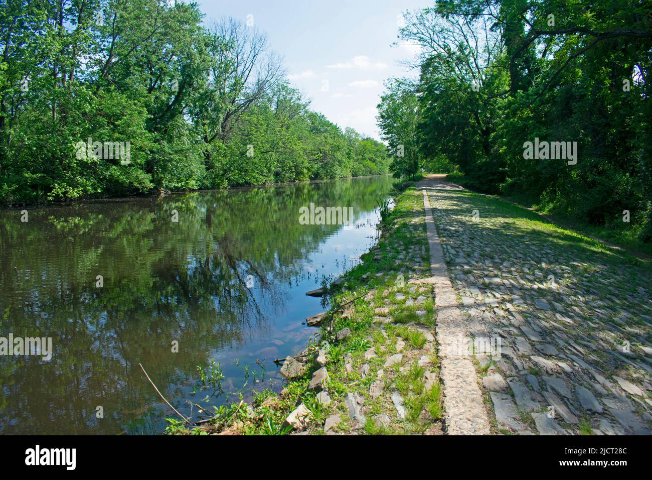 Sentiero lungo il Delaware e il canale Raritan a Kingston, New Jersey. Questa sezione del percorso è fiancheggiata da pietre appiattite disposte in file.-02 Foto Stock