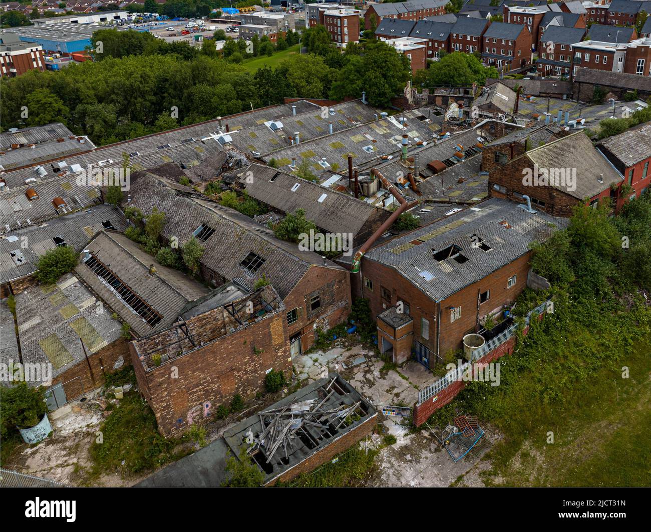 Foto aeree di Burslem Stoke-on-Trent, tra cui l'Angelo di Robbie Williams, il Municipio, la torre campanaria della chiesa di St Josephs ed edifici abbandonati Foto Stock