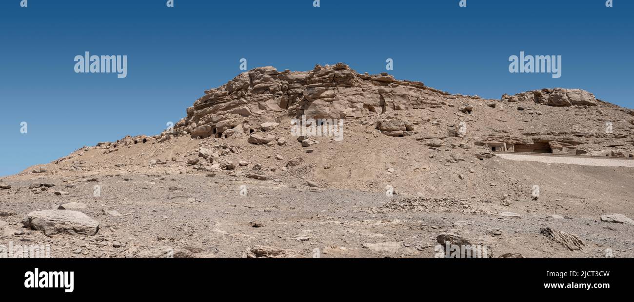 Vista della scogliera e delle tombe a El Kab vicino alla città di Nekheb antico sulle rive del Nilo, Alto Egitto Foto Stock