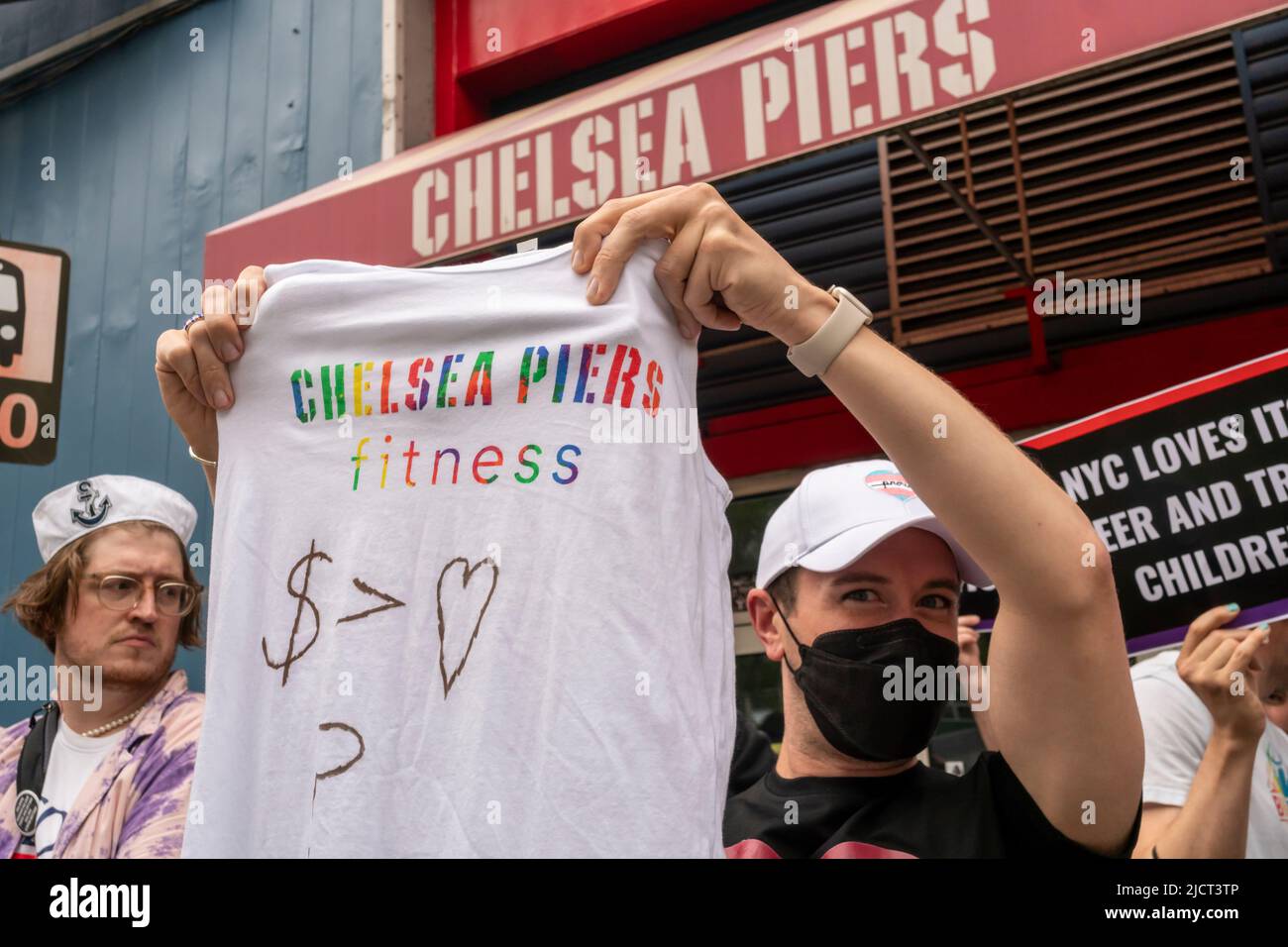 I membri della comunità LGBTQ+ e i loro sostenitori protestano contro il governatore della Florida Ron DeSantisÕ che parla a una conferenza conservatrice sulla leadership ebraica organizzata dal Tikvah Fund, a Chelsea Piers a New York domenica 12 giugno 2022. Gli attivisti sono scontenti di DeSantis e del conto ÒDonÕt Say GayÓ a Floridas e Chelsea PiersÕ che ospita l'evento. (© Richard B. Levine) Foto Stock