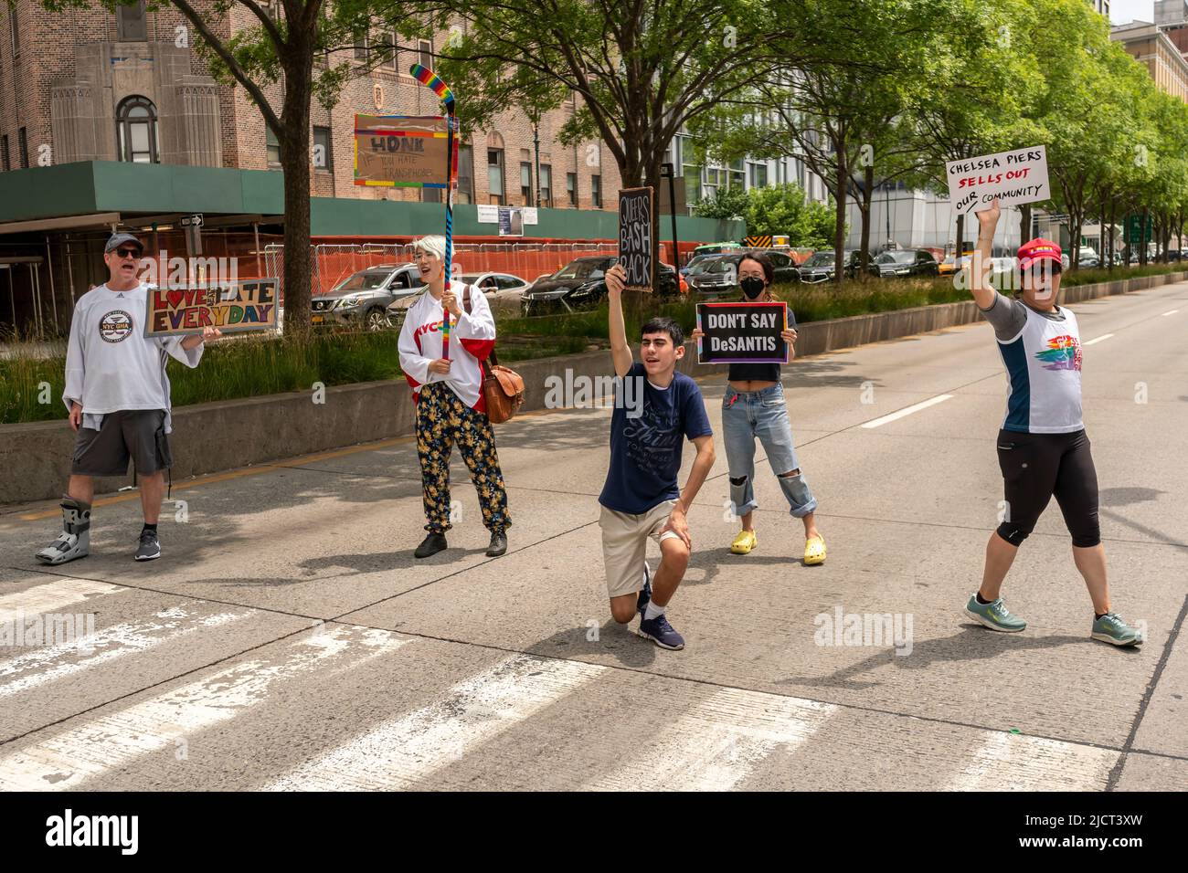 I membri della comunità LGBTQ+ e i loro sostenitori protestano contro il governatore della Florida Ron DeSantisÕ che parla a una conferenza conservatrice sulla leadership ebraica organizzata dal Tikvah Fund, a Chelsea Piers a New York domenica 12 giugno 2022. Gli attivisti sono scontenti di DeSantis e del conto ÒDonÕt Say GayÓ a Floridas e Chelsea PiersÕ che ospita l'evento. La New York City Gay Hockey Association si riunisce a Chelsea Piers spiegando il riferimento di Hockey. (© Richard B. Levine) Foto Stock