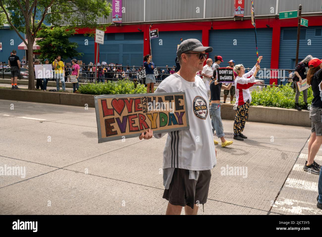 I membri della comunità LGBTQ+ e i loro sostenitori protestano contro il governatore della Florida Ron DeSantisÕ che parla a una conferenza conservatrice sulla leadership ebraica organizzata dal Tikvah Fund, a Chelsea Piers a New York domenica 12 giugno 2022. Gli attivisti sono scontenti di DeSantis e del conto ÒDonÕt Say GayÓ a Floridas e Chelsea PiersÕ che ospita l'evento. (© Richard B. Levine) Foto Stock