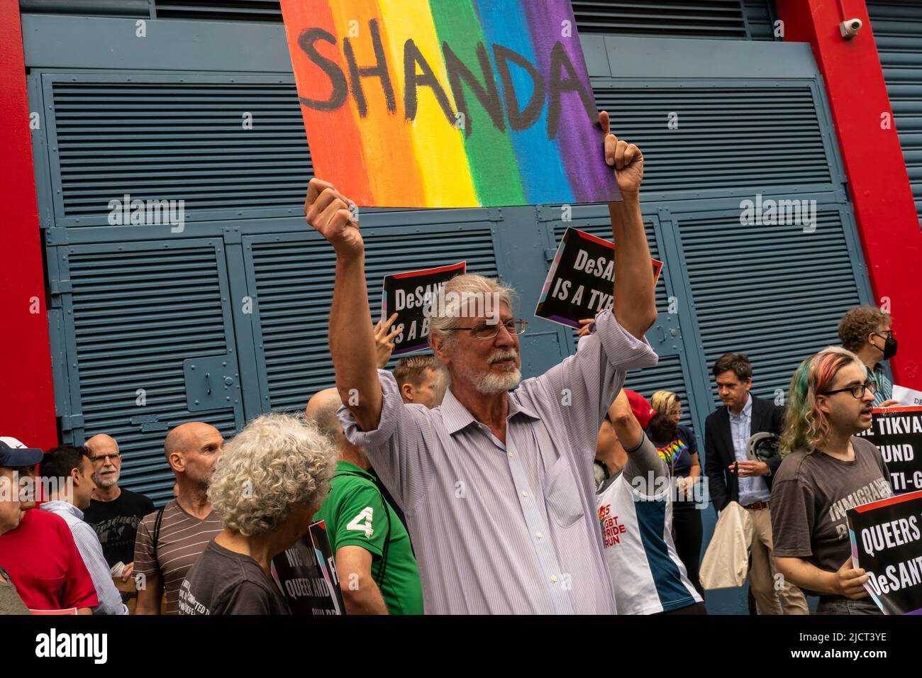 Il procuratore Ron Kuby, con un segno che dice ÒshandaÓ che significa comportamento scandaloso in Yiddish, si unisce ai membri della comunità LGBTQ+ e ai loro sostenitori che protestano contro il governatore della Florida Ron DeSantisÕ che ha parlato ad una Conferenza conservatrice della leadership ebraica organizzata dal Tikvah Fund, a Chelsea Piers a New York domenica 12 giugno, 2022. Gli attivisti sono scontenti di DeSantis e del conto ÒDonÕt Say GayÓ a Floridas e Chelsea PiersÕ che ospita l'evento. (© Richard B. Levine) Foto Stock