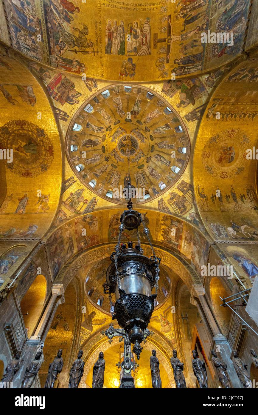 Venezia, Italia - 06 09 2022: Mosaici a soffitto della Basilica di San Marco a Venezia Foto Stock