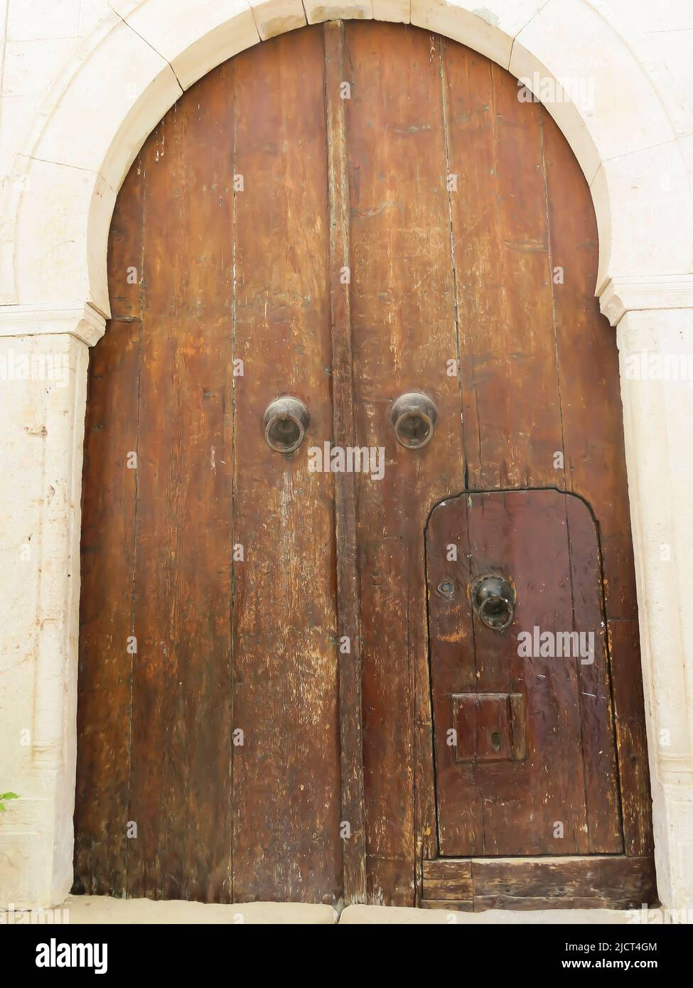 Doppia porta di ingresso di fronte all'edificio Foto Stock