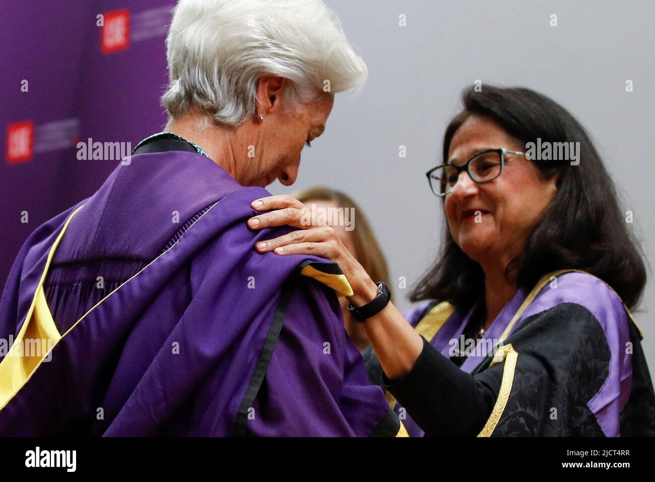 Presidente della Banca Centrale europea Christine Lagarde riceve un  dottorato onorario dal direttore della London School of Economics (LSE),  Minouche Shafik, presso la London School of Economics, a Londra, in Gran  Bretagna,