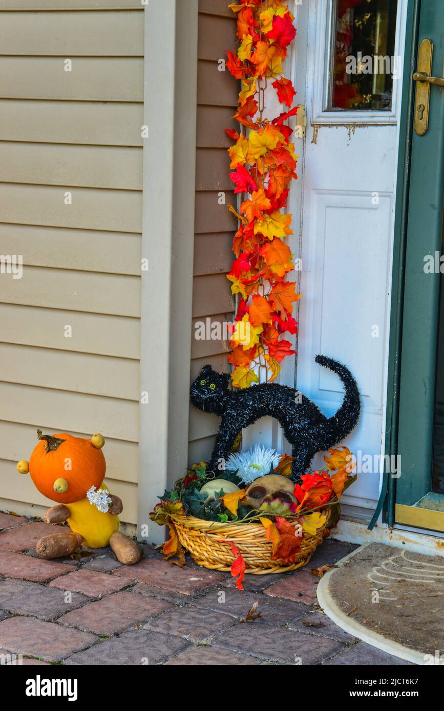 PRINCETON, NJ USA - NOVENBER 12, 2019: Decorazioni di Halloween vicino ad un edificio di appartamenti in un sobborgo di Princeton, New Jersey Foto Stock