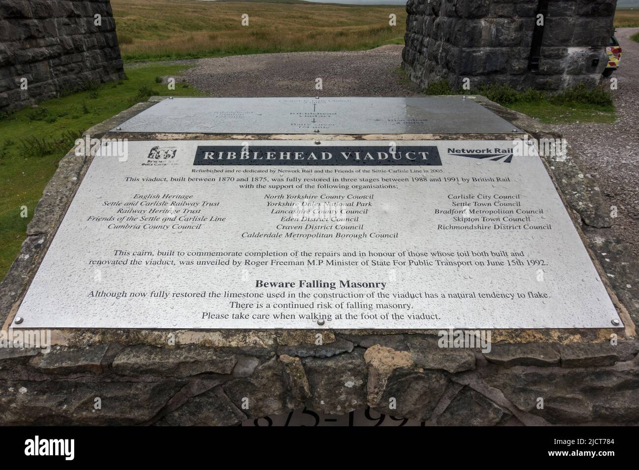 Monumento ai lavori di restauro del 1990s a Ribblehead Viaduct o Batty Moss Viaduct nella Ribble Valley a Ribblehead, nel North Yorkshire, Inghilterra. Foto Stock