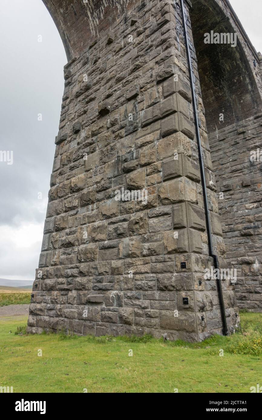 Dettaglio della pietra su un arco del Viadotto Ribblehead o Viadotto Batty Moss nella Ribble Valley a Ribblehead, nel North Yorkshire, Inghilterra. Foto Stock