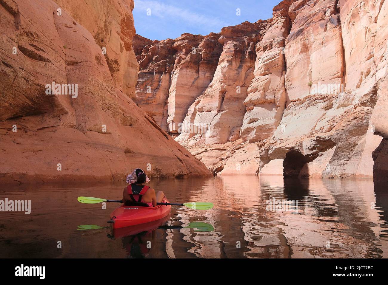 Pagina, Arizona, Stati Uniti. 5th giugno 2022. I navigatori sul lago Powell possono vedere la vasca da bagno a sinistra dalle acque di ritorno. Il lago Powell, un serbatoio creato dalle inondazioni del fiume Colorado dietro la diga di Glen Canyon, ha una capacità del 27% nel 22nd anni di una mega siccità che colpisce gran parte degli Stati Uniti occidentali. (Credit Image: © John Gastaldo/ZUMA Press Wire) Foto Stock