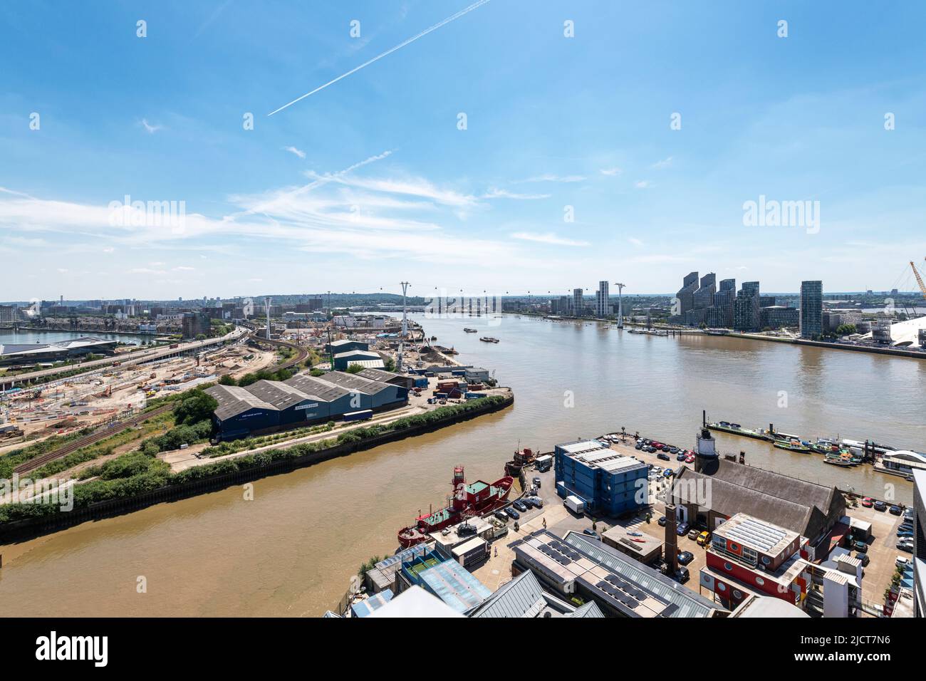 Ampia veduta aerea di Woolwich, dei Royal Docks e della Penisola di Greenwich nella parte orientale di Londra. Foto Stock