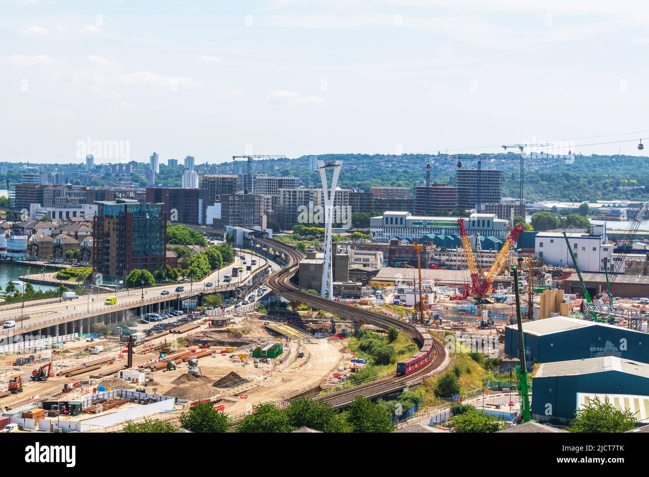 Vista aerea della DLR a West Silvertown e dei siti circostanti, girato da Trinity Buoy Wharf, E14. Foto Stock