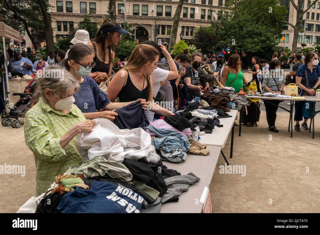 Gli acquirenti curano l'abbigliamento di seconda mano e altri oggetti al Madison Square Park di New York durante la loro "Stop N' Swap" di sabato 11 giugno 2022 (© Richard B. Levine) Foto Stock