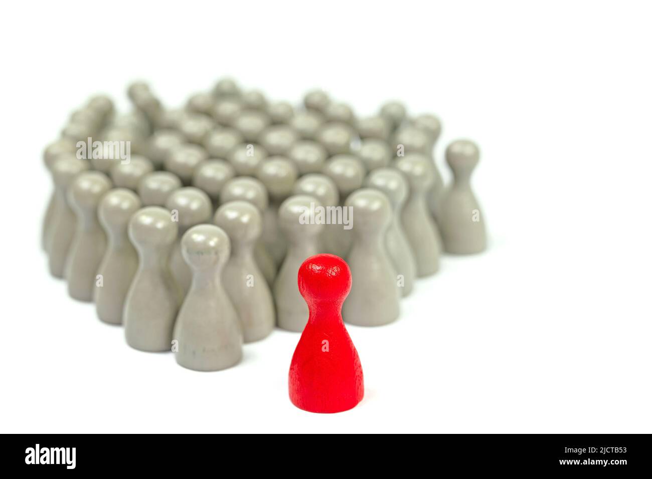 Un sacco di piccoli coni di legno e un grande cono di legno rosso su sfondo bianco Foto Stock