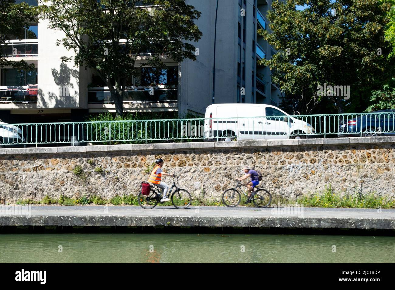 Gente in agguato a Ourcq Channel, Parigi Foto Stock