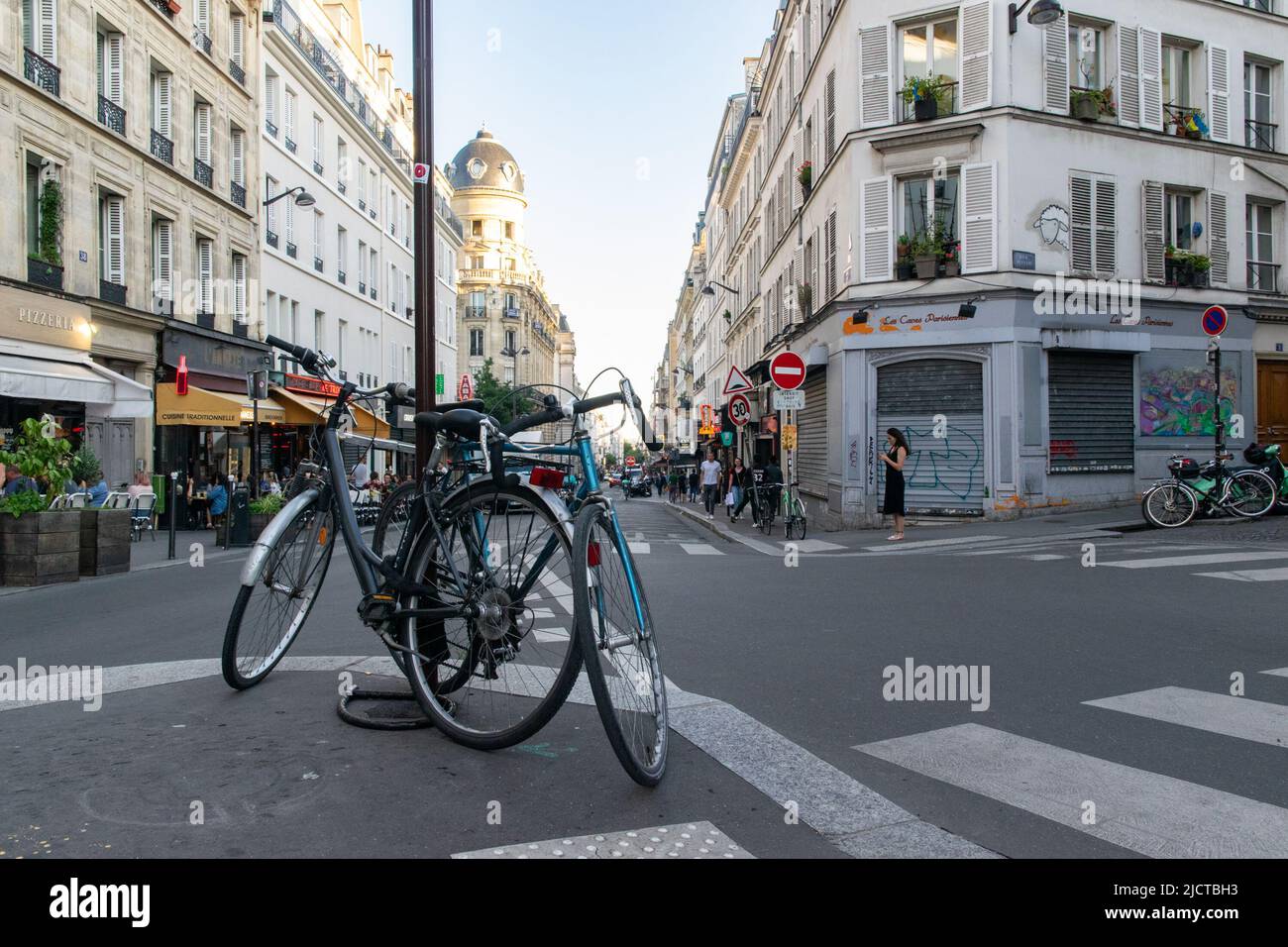 Bycicles parco in una strada Montmartre, Parigi Foto Stock