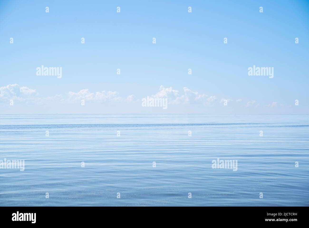 Mare calmo Oceano e Blue Sky sfondo. Foto di alta qualità Foto Stock