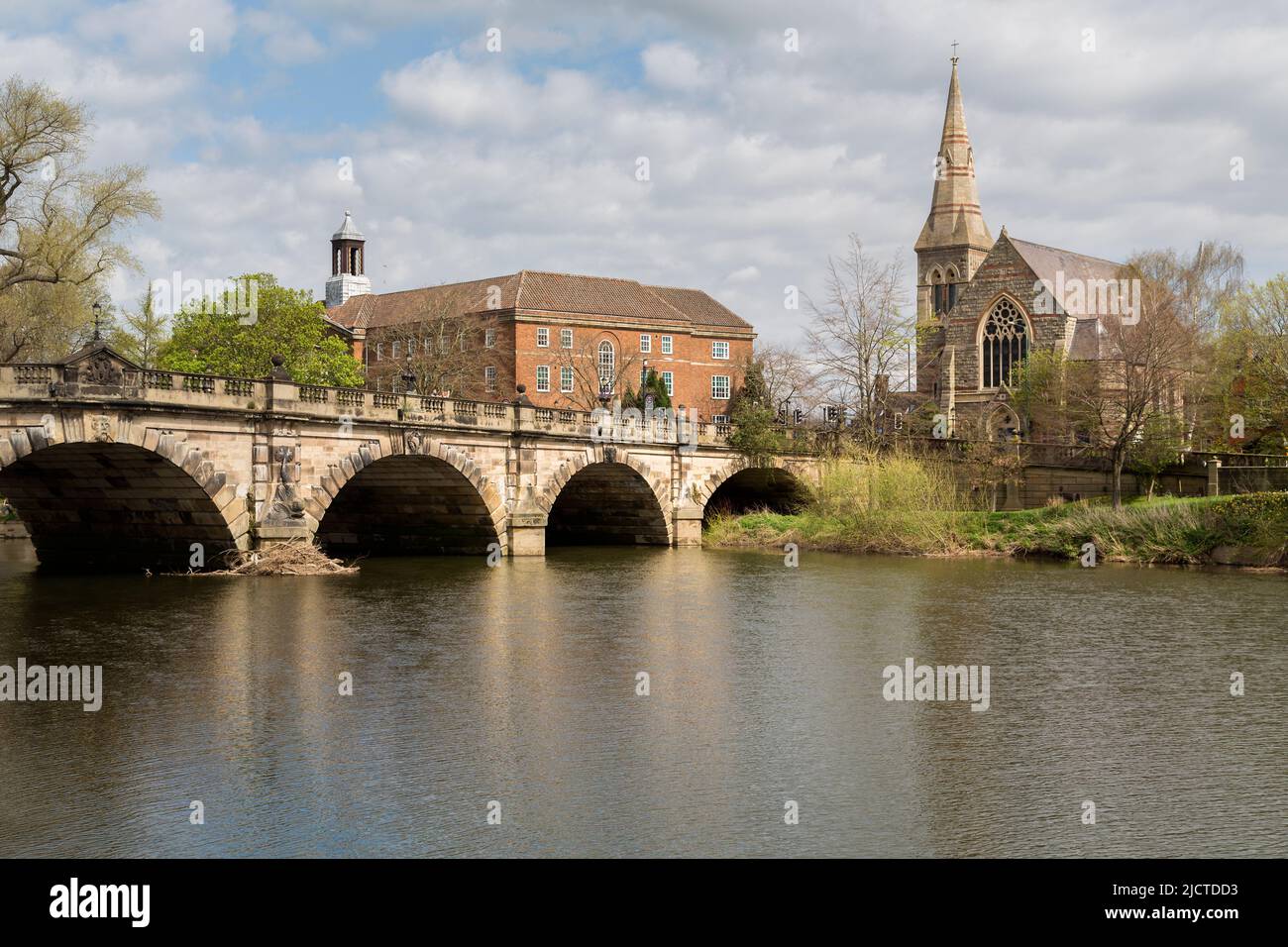 Il ponte inglese che attraversa il fiume Severn a Shrewsbury, Inghilterra. D'altra parte, la Shrewsbury United Reform Church e il sesto college. Foto Stock
