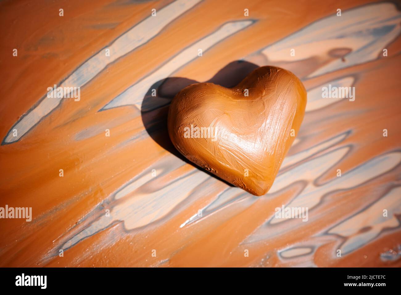 Cuore fatto di argilla del vasaio da vicino. Concetto di amore Foto Stock
