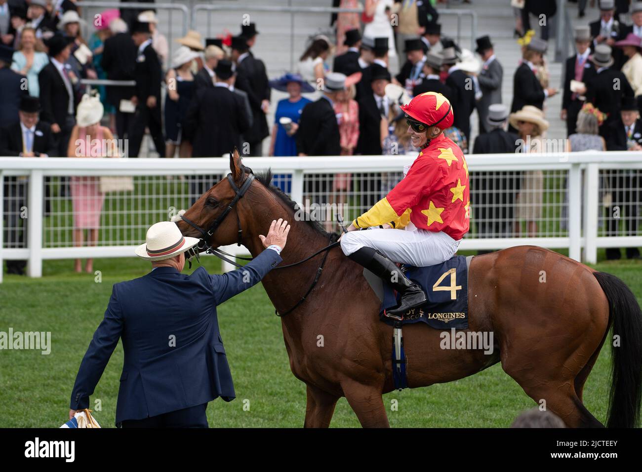 Ascot, Berkshire, Regno Unito. 15th giugno 2022. Horse state of Rest indescato dal jockey Shane Crosse vince il Prince of Wales's Stakes al Royal Ascot. Allenatore Joseph Patrick o'Brien. Credit: Maureen McLean/Alamy Live News Foto Stock