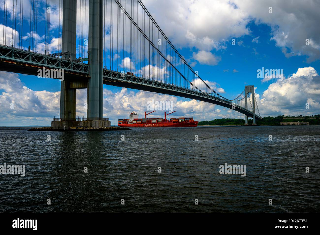Vista sul ponte Verrazzano-Narrows dalla Bay Ridge Promenade di Brooklyn, NY, USA Foto Stock