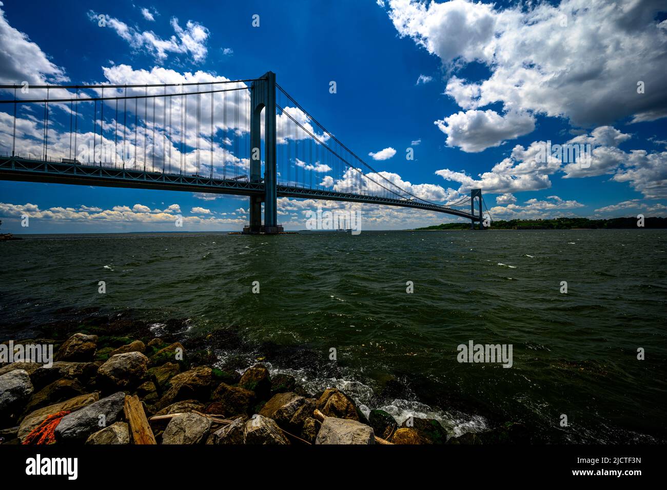 Vista sul ponte Verrazzano-Narrows dalla Bay Ridge Promenade di Brooklyn, NY, USA Foto Stock