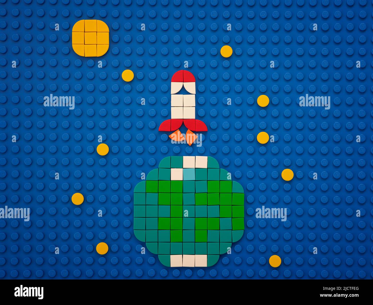Tambov, Federazione Russa - 14 giugno 2022 Un Rocket Lego Space che spara nello spazio attraverso il cielo stellato. Foto Stock