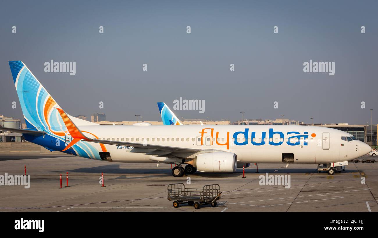 Dubai, Emirati Arabi Uniti, 05.11.21. La compagnia aerea low-cost Flydubai Boeing 737-800 NG ha parcheggiato sul grembiule all'Aeroporto Internazionale di Dubai DXB prima della partenza. Foto Stock