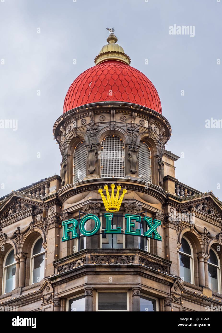 Northern Goldsmiths Store Newcastle upon Tyne. La caratteristica cupola rossa e illuminato Rolex segno sul nord Goldsmiths, la ditta fondata 1778. Foto Stock