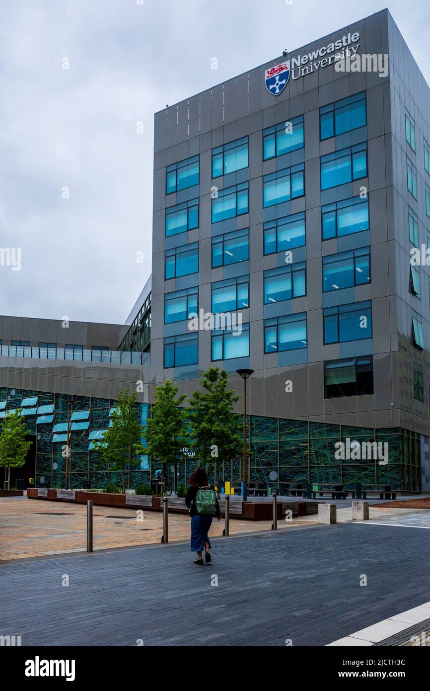 Università di Newcastle a Newcastle upon Tyne Regno Unito. Edifici moderni nel campus della Newcastle University nel centro di Newcastle, Regno Unito. Foto Stock