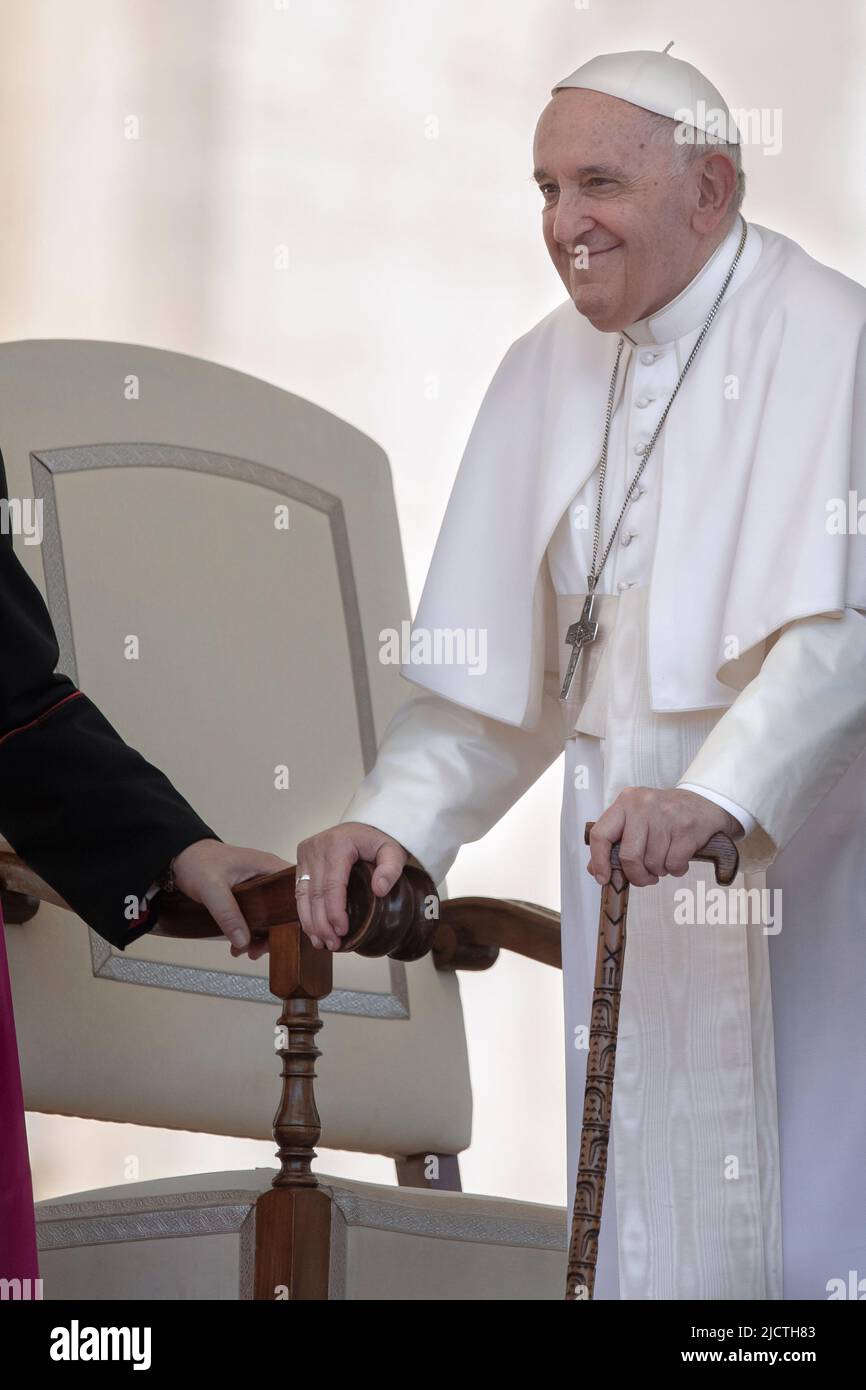 Città del Vaticano, Vaticano. 15 giugno 2022. Papa Francesco durante l'udienza generale settimanale in Piazza San Pietro. Credit: Maria Grazia Picciarella/Alamy Live News Foto Stock