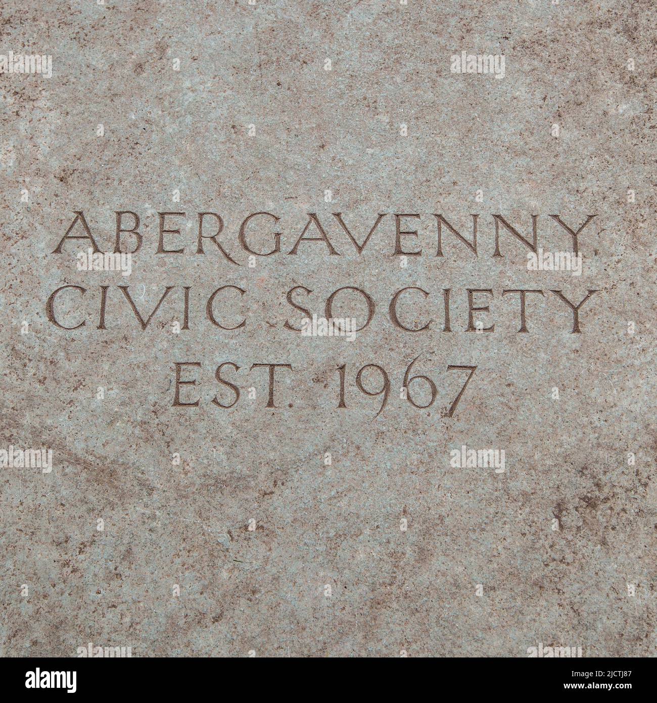 Abergavenny Civic Society concrete slan in Linda Vista Gardens, Galles. Foto Stock