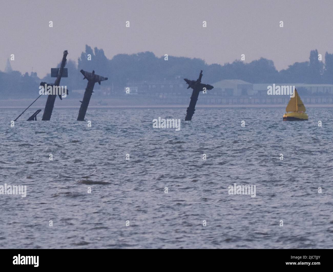 Sheerness, Kent, Regno Unito. 15th giugno 2022. Un'argomentazione è scoppiata sul fatto che Kent o Essex debbano essere in grado di mantenere la 'nave bomba' SS Richard Montgomery's 3 masts una volta che sono stati tagliati fuori questa estate. Il relitto è strettamente associato a Sheerness che spera di tenerli e si trova a soli 1,5 km dal sito del relitto, ma uno storico a Southend, Essex - oltre 5 km di distanza ritiene che dovrebbero essere messi in mostra lì. PIC: I montanti a bassa acqua. Credit: James Bell/Alamy Live News Foto Stock